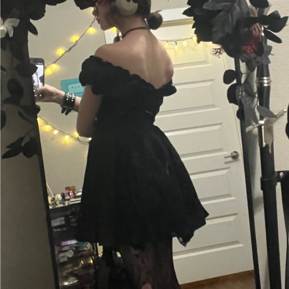Elegant Black Off-Shoulder Dress - Picture 2 of 5